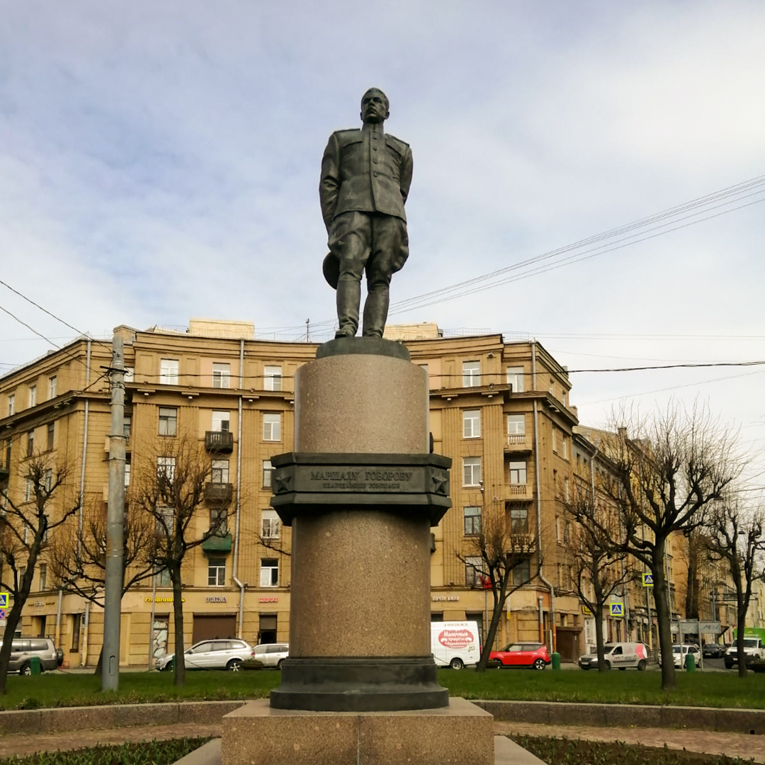 Сотрудники АО «Равенство» возложили цветы к памятнику Маршала Говорова